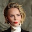 Suco, couve e salada verde todos os dias: aos 50 anos, Charlize Theron segue dieta com 6 refeições, mas costume inusitado com hambúrguer vai te surpreender