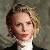 Suco, couve e salada verde todos os dias: aos 50 anos, Charlize Theron segue dieta com 6 refeições, mas costume inusitado com hambúrguer vai te surpreender