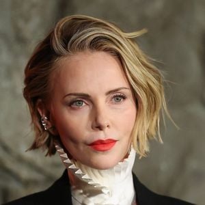 Charlize Theron segue dieta com 6 refeições todos os dias: cardápio da atriz leva suco, couve e salada verde
