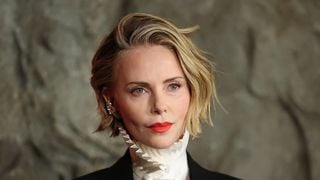 Suco, couve e salada verde todos os dias: aos 50 anos, Charlize Theron segue dieta com 6 refeições, mas costume inusitado com hambúrguer vai te surpreender