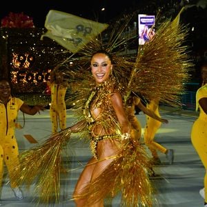 Sabrina Sato abriu a noite de segunda-feira (16) com look dourado extravagante