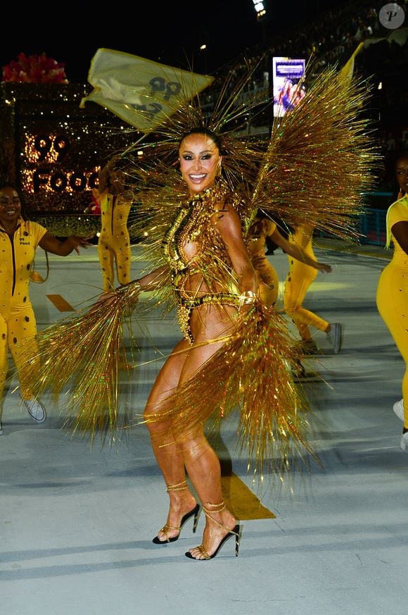 Sabrina Sato abriu a noite de segunda-feira (16) com look dourado extravagante