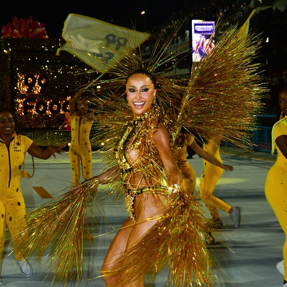 Sabrina Sato abriu a noite de segunda-feira (16) com look dourado extravagante