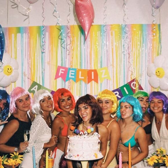 Festa de Mel Maia foi regada a muita diversão e perucas coloridas que roubaram a cena em fotos