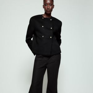 Disponível por R$ 739,00, o casaco transpassado ZW Collection, da Zara, tem bolsos frontais, mangas amplas e fechamento com botões metálicos, além de acabamento desfiado