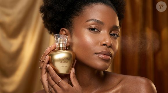 Kiss Me Delicious, da Eudora, aposta no chocolate como protagonista da experiência olfativa e combina o acorde adocicado com elementos florais e amadeirados em uma fragrância da família Floriental Gourmand