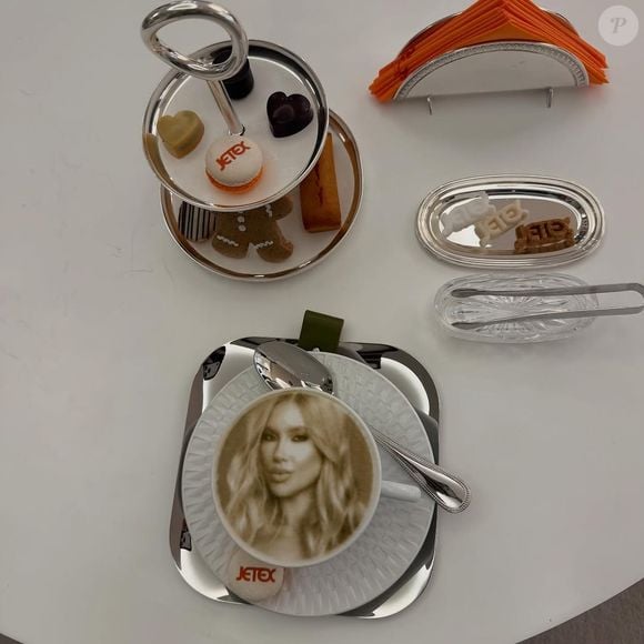 No aeroporto, Virgínia Fonseca recebeu como mimo um café decorado com uma foto sua