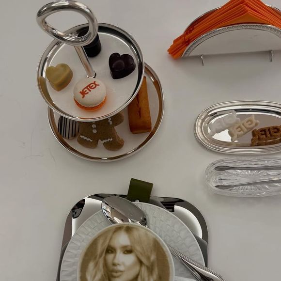 No aeroporto, Virgínia Fonseca recebeu como mimo um café decorado com uma foto sua