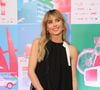 A atriz Carolina Dieckmmann roubou a cena com um look Louis Vuitton de inspiração retrô na première de 'Pequenas Criaturas'