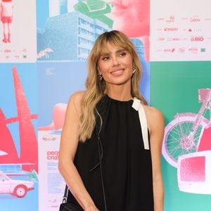 A atriz Carolina Dieckmmann roubou a cena com um look Louis Vuitton de inspiração retrô na première de 'Pequenas Criaturas'