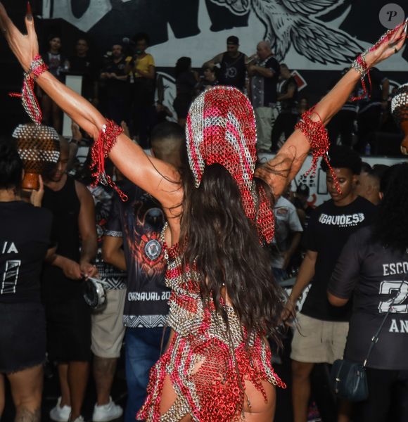 Sabrina Sato é rainha de bateria da Gaviões da Fiel Torcida desde 2019