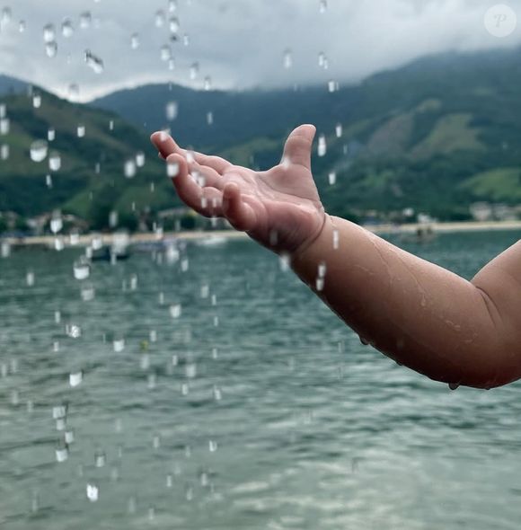 Modelo ainda mostrou a mãozinha de Helena, terceira filha de Neymar, e encantou seguidores