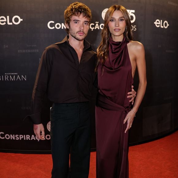 Ao lado de João Lucas, Sabrina Sato posa no tapete vermelho do evento