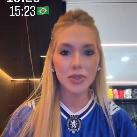 Look oversized de luxo rouba a cena em Madri e reforça a mistura entre futebol e alta moda nas arquibancadas espanholas