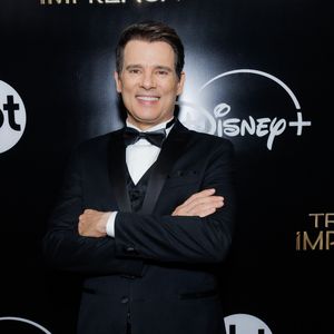 O comunicador apostou em um terno preto com lapelas acetinadas, colete e gravata borboleta, compondo um visual refinado e atemporal