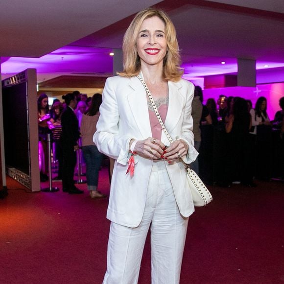 Débora Evelyn, que interpreta a ambiciosa e manipuladora Carmita na novela das 21h da TV Globo, apostou em uma produção de alfaiataria branca para a estreia de 'Minha Melhor Amiga', com blazer amplo usado sem blusa por baixo, calça de pernas largas, decote profundo e bolsa transversal com tachas