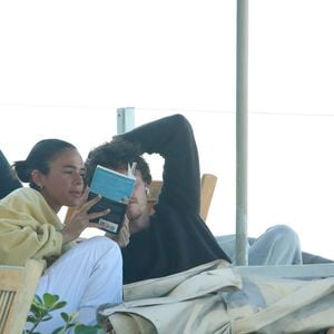 Durante o café da manhã, Bruna Marquezine e Shawn Mendes dividiram a leitura de um livro que chamou atenção