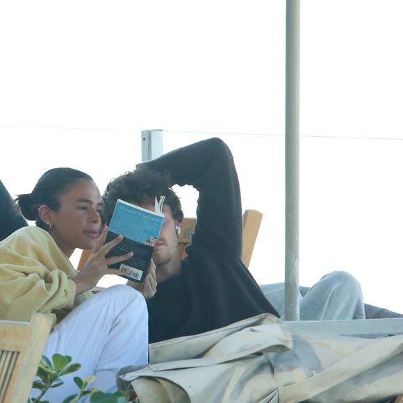Durante o café da manhã, Bruna Marquezine e Shawn Mendes dividiram a leitura de um livro que chamou atenção