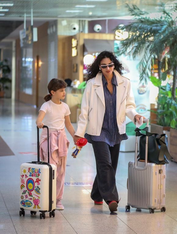 Débora Nascimento foi vista ao lado da filha, Bella Loreto, durante deslocamento pelo Aeroporto Santos Dumont, no Rio