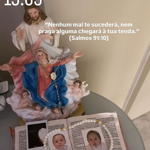 Virgínia Fonseca compartilhou a foto de uma bíblia, com retratos 3x4 dos filhos. Ela ainda postou um versículo: ‘Nenhum mal te sucederá, nem praga alguma chegará à tua tenda’