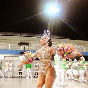 Viviane Araújo é rainha de bateria da Mancha Verde, em SP