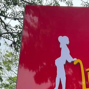 Mercado de Andressa Urach está a apenas 10 metros de distância de um motel. Dá para ir a pé de um estabelecimento para o outro