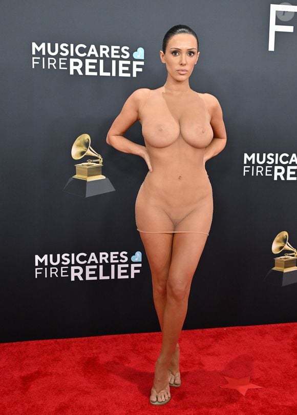 Bianca Censori deixou suas partes íntimas à mostra com o vestido e virou assunto na web pela ousadia