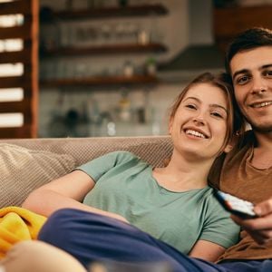 O hábito de reassistir a filmes e séries é estudado pela psicologia como uma forma de "reconsumo" de mídia, que pode ter diferentes funções emocionais