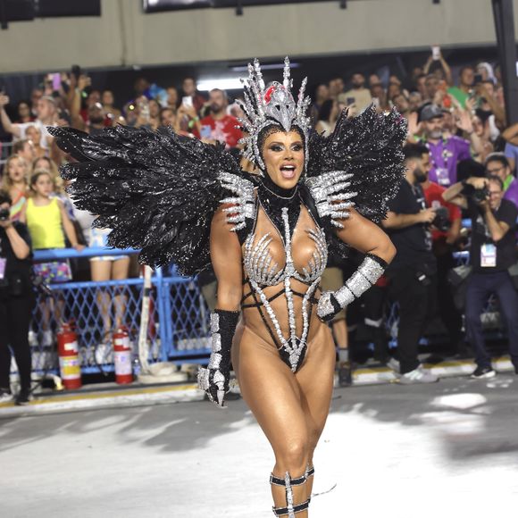 Corpo de Viviane Araújo também se destacou em fantasia poderosa como Rainha de Bateria do Salgueiro - Foto: Brazilnews/Agnews