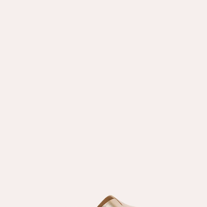 A rasteirinha flatform metalizada da C&A chama atenção pelo acabamento dourado e pela proposta minimalista que lembra modelos de grifes de luxo