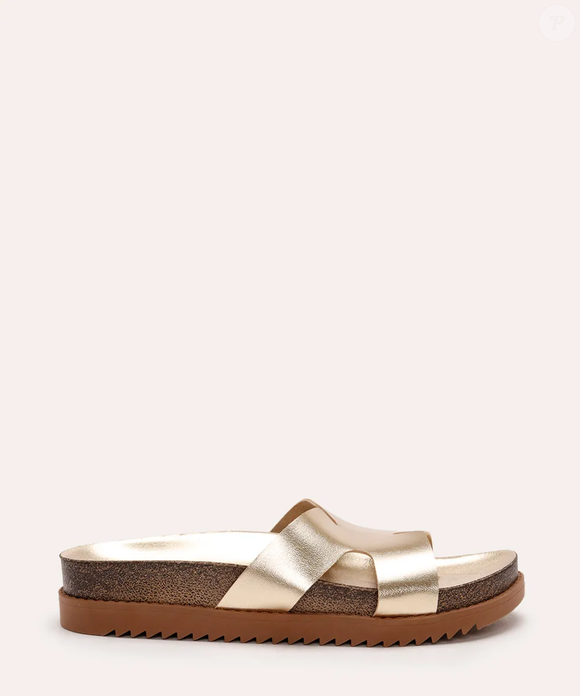 A rasteirinha flatform metalizada da C&A chama atenção pelo acabamento dourado e pela proposta minimalista que lembra modelos de grifes de luxo