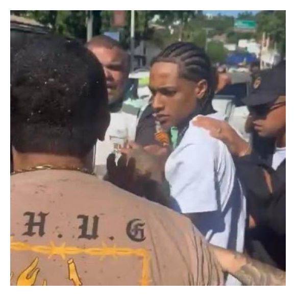 A ação levou à sua autuação em flagrante por direção perigosa, com a fiança sendo arbitrada – embora o valor não tenha sido divulgado.