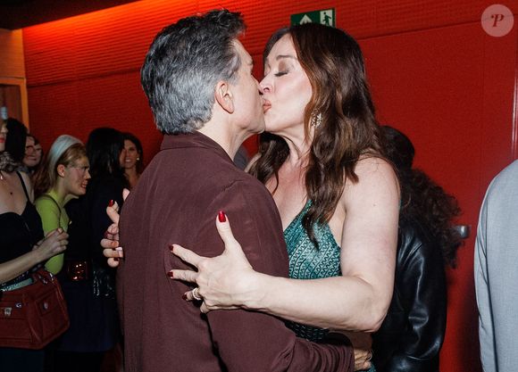 Claudia Raia e Jarbas Homem de Mello se beijaram na festa de 10 anos do teatro Santander, em SP