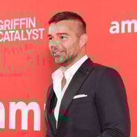 Após rumor de beijo em famoso no Carnaval, Ricky Martin interage com ator de 'Três Graças' e leva web à loucura: 'Bom gosto'