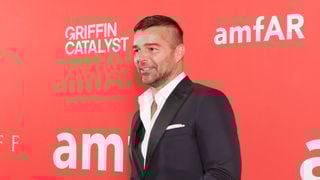 Após rumor de beijo em famoso no Carnaval, Ricky Martin interage com ator de 'Três Graças' e leva web à loucura: 'Bom gosto'