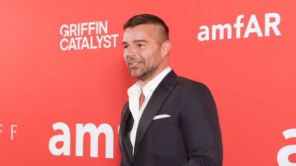 Após rumor de beijo em famoso no Carnaval, Ricky Martin interage com ator de 'Três Graças' e leva web à loucura: 'Bom gosto'