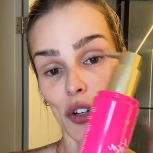 Na sequência, Yasmin Brunet aplica o hidratante.