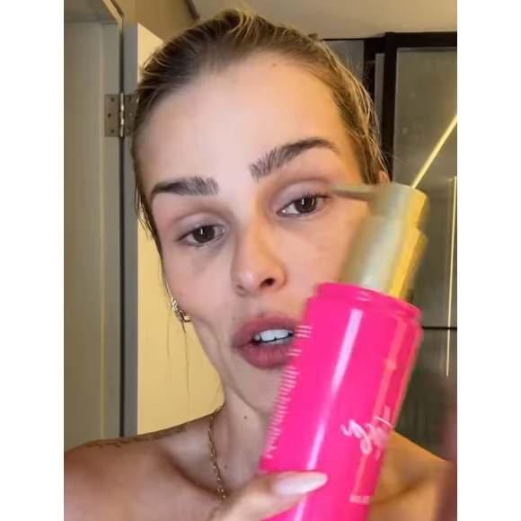 Na sequência, Yasmin Brunet aplica o hidratante.