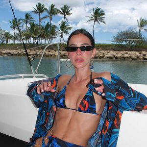 Outra tendência de moda praia usada pela atriz foi o biquíni cortininha estampado nas cores azul e laranja vibrante. Ela ainda combinou com um casaquinho fresco e óculos de sol.r