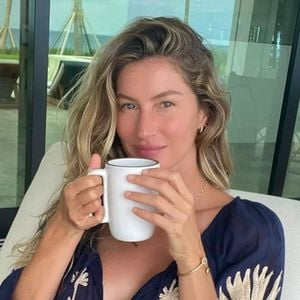A solução para isso é o chá de gengibre, um dos queridinhos de Gisele Bündchen em seu dia a dia