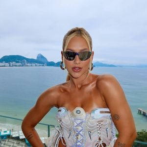 Virgínia Fonseca apostou em um corset feito com chuteiras para o evento de futebol americano