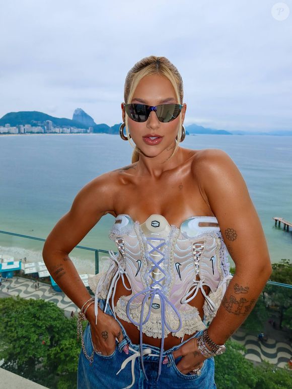 Virgínia Fonseca apostou em um corset feito com chuteiras para o evento de futebol americano
