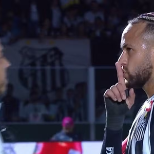 Neymar mandou a torcida da Mirassol se calar, levando o dedo à boca em sinal em silêncio