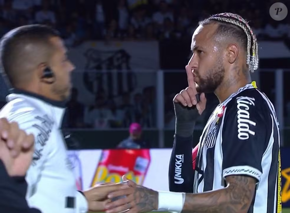 Neymar mandou a torcida da Mirassol se calar, levando o dedo à boca em sinal em silêncio