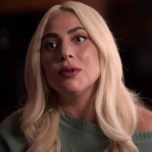 Lady Gaga revelou surto psicótico e transtorno de estresse pós-traumático em série documental da Apple TV.