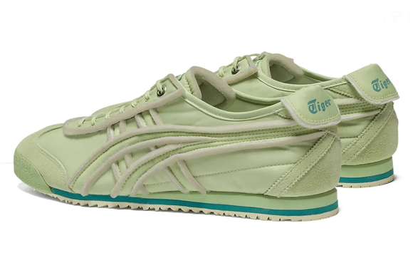 O acabamento “Exposed” é um dos destaques do Onitsuka Tiger Mexico 66 SD Exposed Foam Jade Verde. Segundo as informações do produto, os detalhes construtivos aparentes reforçam a estética contemporânea do modelo, que preserva a silhueta tradicional da linha Mexico 66