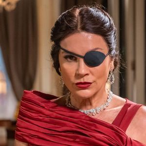 Flavia Alessandra aparece com tapa-olho e de peruca preta na novela