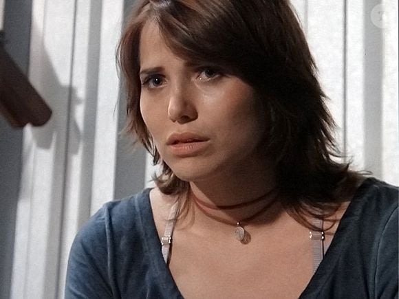Depois, Letícia Colin apareceu com cabelo castanho em comprimento médio, na altura dos ombros, com camadas que dão volume e movimento aos fios. Corte médio repicado na altura dos ombros com camadas externas para dar movimento e volume controlado. Tem uma franja lateral desfiada e longa (curtain bangs longa). A cor é um castanho escuro com reflexos muito sutis em tom marrom frio, quase imperceptíveis, apenas para quebrar o preto absoluto