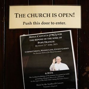 Londres, Inglaterra: Igreja Católica de Corpus Christi anuncia a morte do Papa Francisco