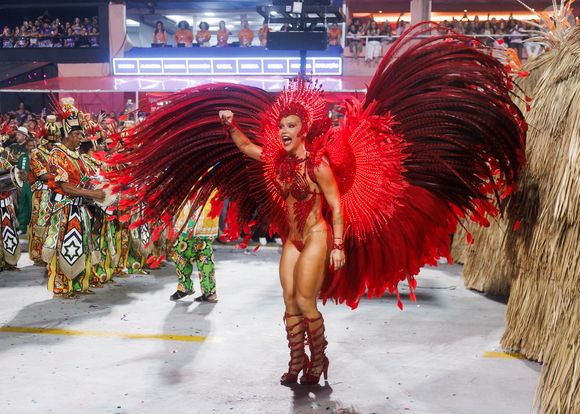 Virginia Fonseca representou o coração da bateria da Grande Rio com sua fantasia em desfile marcado por imprevistos e vaias recebidas